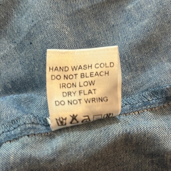 Embroidered ruffle top 🖤 - Picture 13 of 13